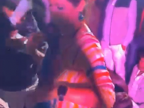 मेवाती डांसर असमीना पर रुपए उड़ाते लोग।