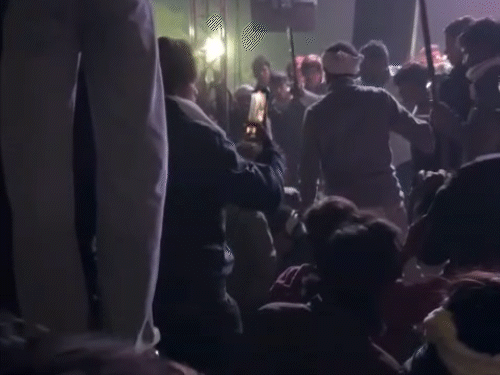 हंगामा होने पर लोगों ने इसका वीडियो बनाना शुरू कर दिया।