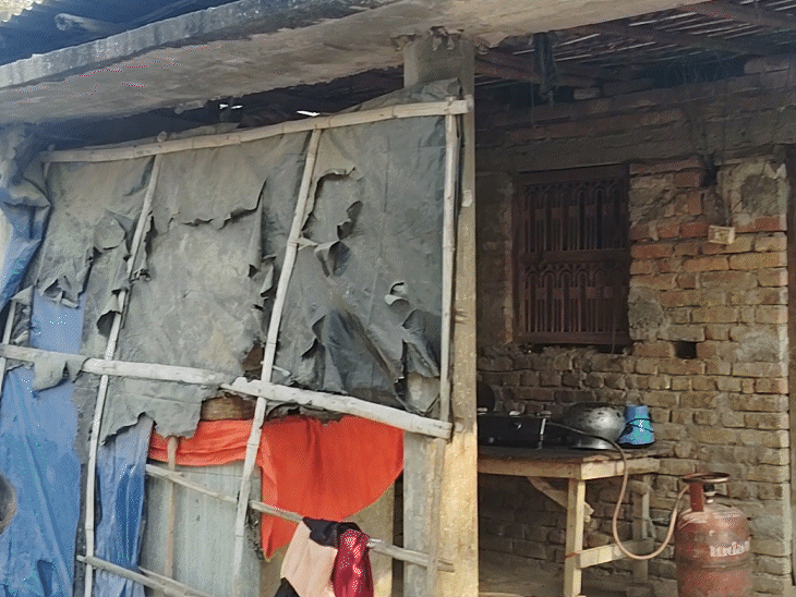 अधूरा पड़ा नागेंद्र राम का घर, जिसे सरकारी जमीन पर बनाया गया है।