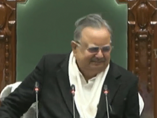 पक्ष-विपक्ष के सवाल-जवाब सुनते हुए स्पीकर डॉक्टर रमन सिंह।