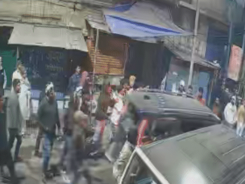 कांग्रेस नेता को पकड़ने के लिए लोगों को भीड़ दौड़ पड़ी।