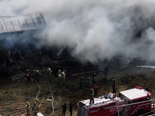 क्रैश के बाद फैक्ट्री में आग लग गई, जिसके बाद फैक्ट्री के अंदर फंसे 130 लोगों को निकाला गया।