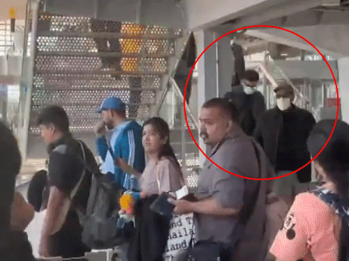 बैंकॉक एयरपोर्ट पर फ्लाइट में बैठने से पहले गौरव और सौरभ लूथरा चेहरे पर मास्क पहने हुए सुरक्षा अधिकारियों के साथ दिखे। - Dainik Bhaskar