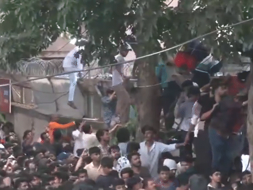 स्टेडियम में सिर्फ पास वालों को एंट्री मिलनी थी, लेकिन भीड़ ज्यादा होने के चलते कुछ लोग दीवार फांदकर अंदर घुस गए।