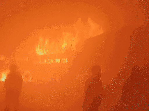 प्रत्यक्षदर्शी भगवान दास ने बताया कि टक्कर के बाद ऐसा लगा जैसे बम फटा हो। लोग बसों के शीशे तोड़कर बाहर कूद रहे थे।