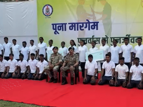 बीजापुर में 84 लाख के इनामी 34 नक्सलियों ने सरेंडर कर दिया है।