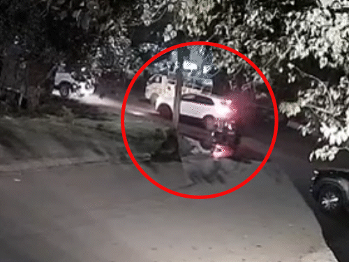 पैरी की हत्या करने के बाद आरोपी दूसरी गाडी में बैठता हुआ।