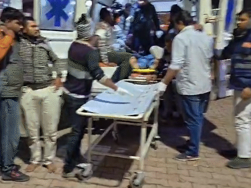 मौके पर 11 एम्बुलेंस बुलाई गईं। 70 से ज्यादा घायलों को नजदीकी अस्पताल पहुंचाया गया। मामूली चोटों वाले लोगों को प्रारंभिक इलाज के बाद गंतव्य तक भेजने की व्यवस्था की गई।