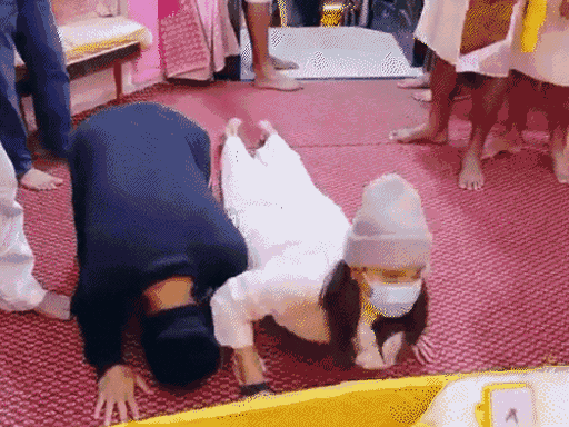 अनुष्का-विराट ने दंडवत होकर प्रेमानंद महाराज को प्रणाम किया था।