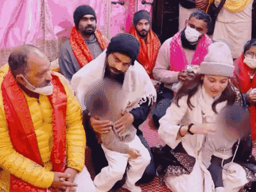 विराट और अनुष्का के साथ उनके दोनों बच्चे थे।