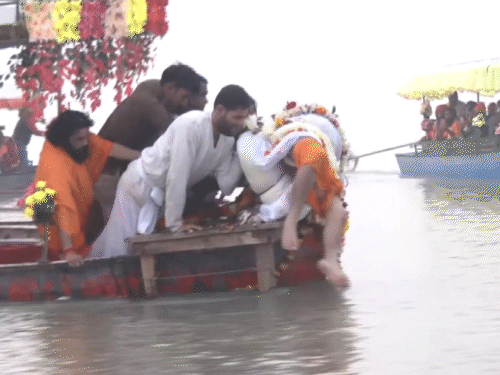 डॉ. रामविलास वेदांती के पार्थिव शरीर को नाव से सरयू नदी के बीच लाया गया, फिर उन्हें जल-समाधि दी गई।