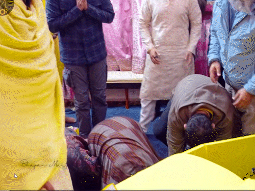 विराट कोहली और अनुष्का शर्मा ने संत प्रेमानंद महाराज जी का आशीर्वाद लिया। दोनों हाथ जोड़कर महाराज जी के सामने बैठे रहे और उनकी बातें सुनते रहे।