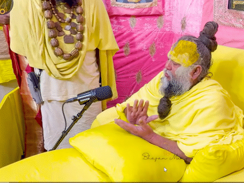 अनुष्का ने कहा- महाराज जी हम आपके, आप हमारे हैं। इस पर संत प्रेमानंद महाराज जी ने हंसते हुए कहा- हम सब श्रीजी के हैं।