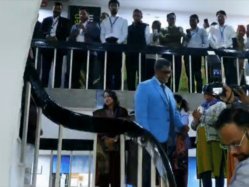 मंगलवार को नीतीश कुमार ने ऊर्जा विभाग के इंजीनियर्स को नियुक्ति पत्र बांटे, लेकिन इस कार्यक्रम को लाइव नहीं किया गया।