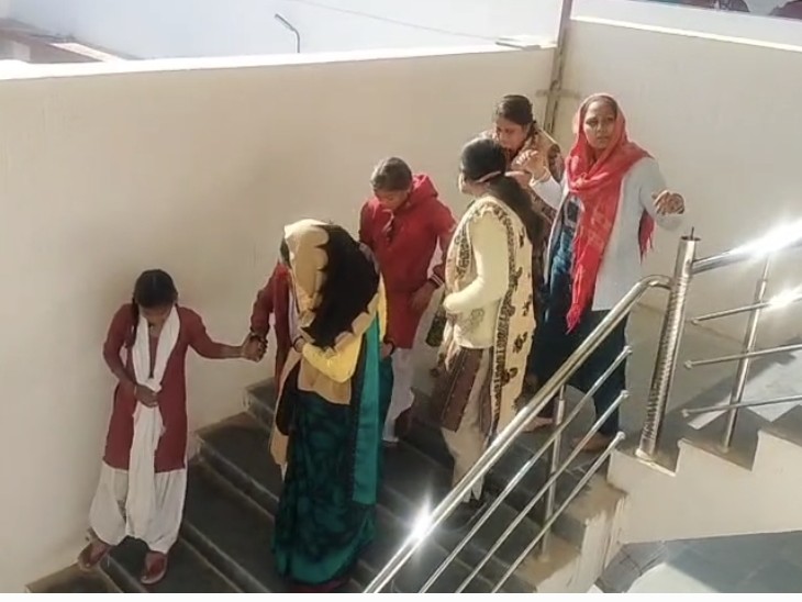 अस्पताल में टीचर के साथ छात्राएं।