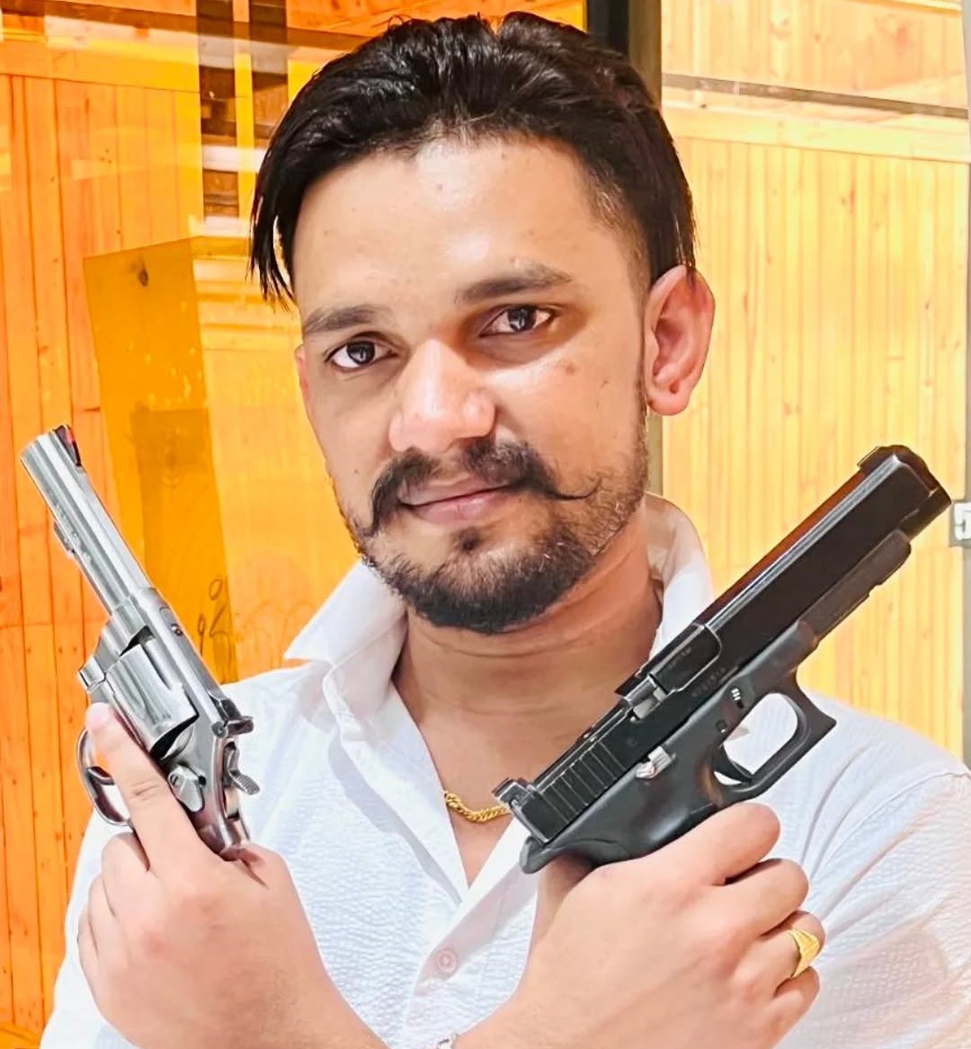 पाकिस्तान से हथियारों की सप्लाई में भी सुनील मीणा का अहम रोल था।