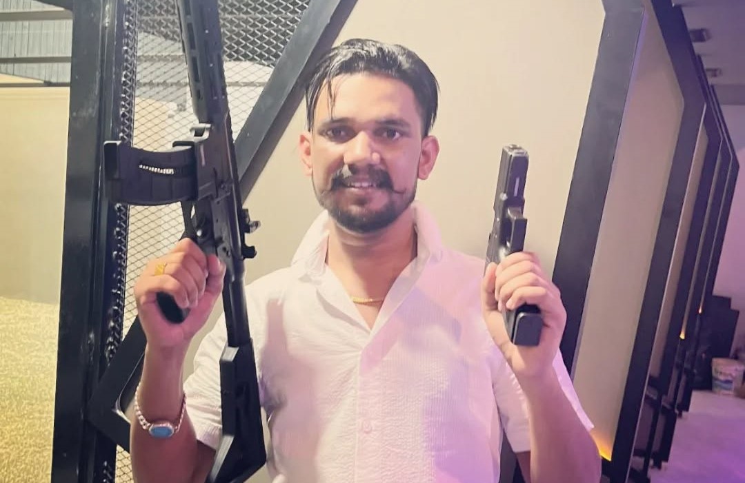 सोशल मीडिया पर हथियारों की नुमाइश कर रहा सुनील मीणा श्रीगंगानगर के घड़साना का रहने वाला है।