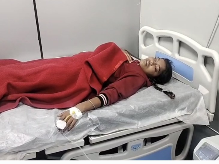 अस्पताल में भर्ती छात्राओं का कहना है कि वे धूप में बैठी थी। खाना खाने के बाद उनकी तबीयत बिगड़ गई।