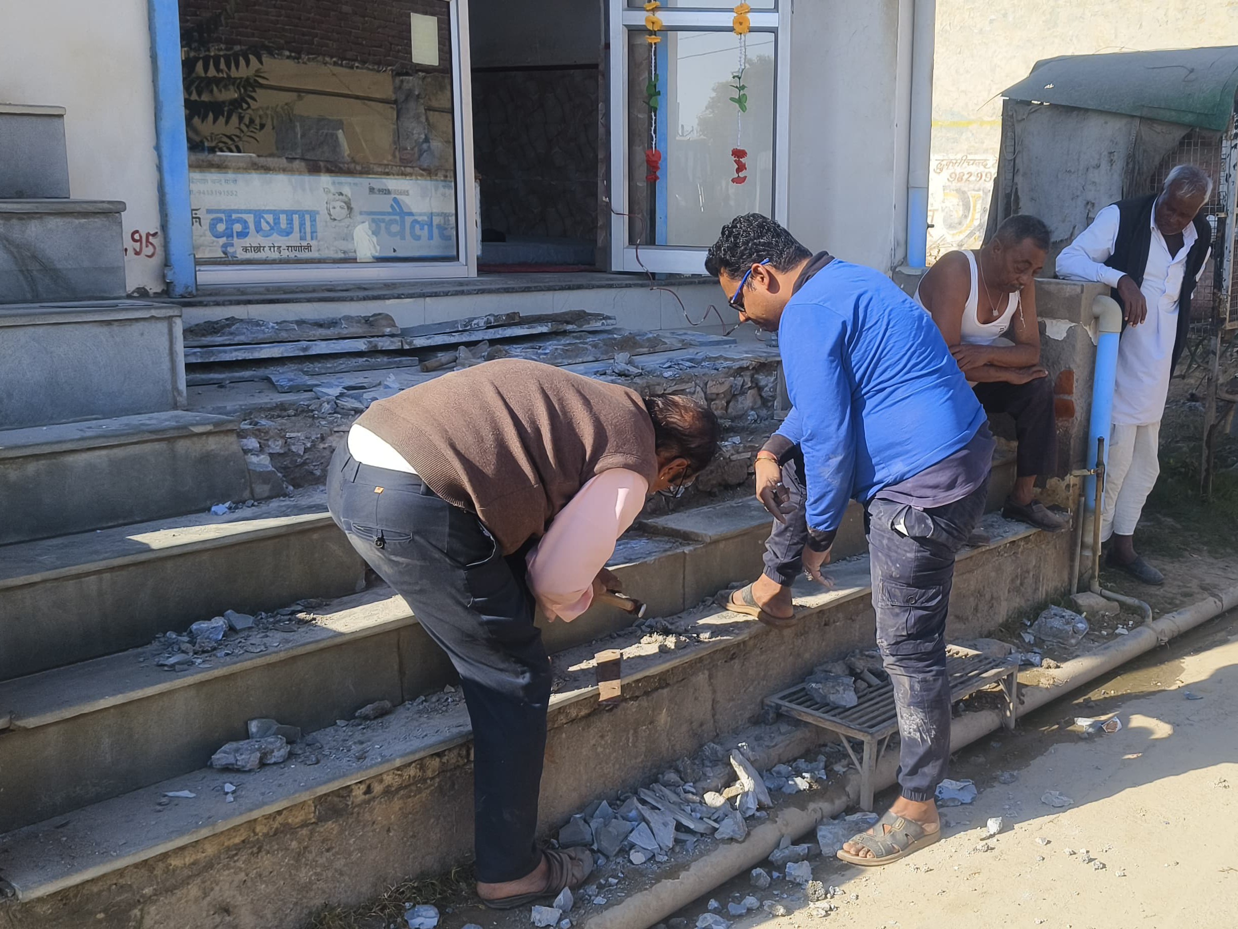 एक किलोमीटर लंबे रास्ते से अतिक्रमण हटाकर सड़क को 8 मीटर चौड़ा किए जाने का कार्य शुरू किया।