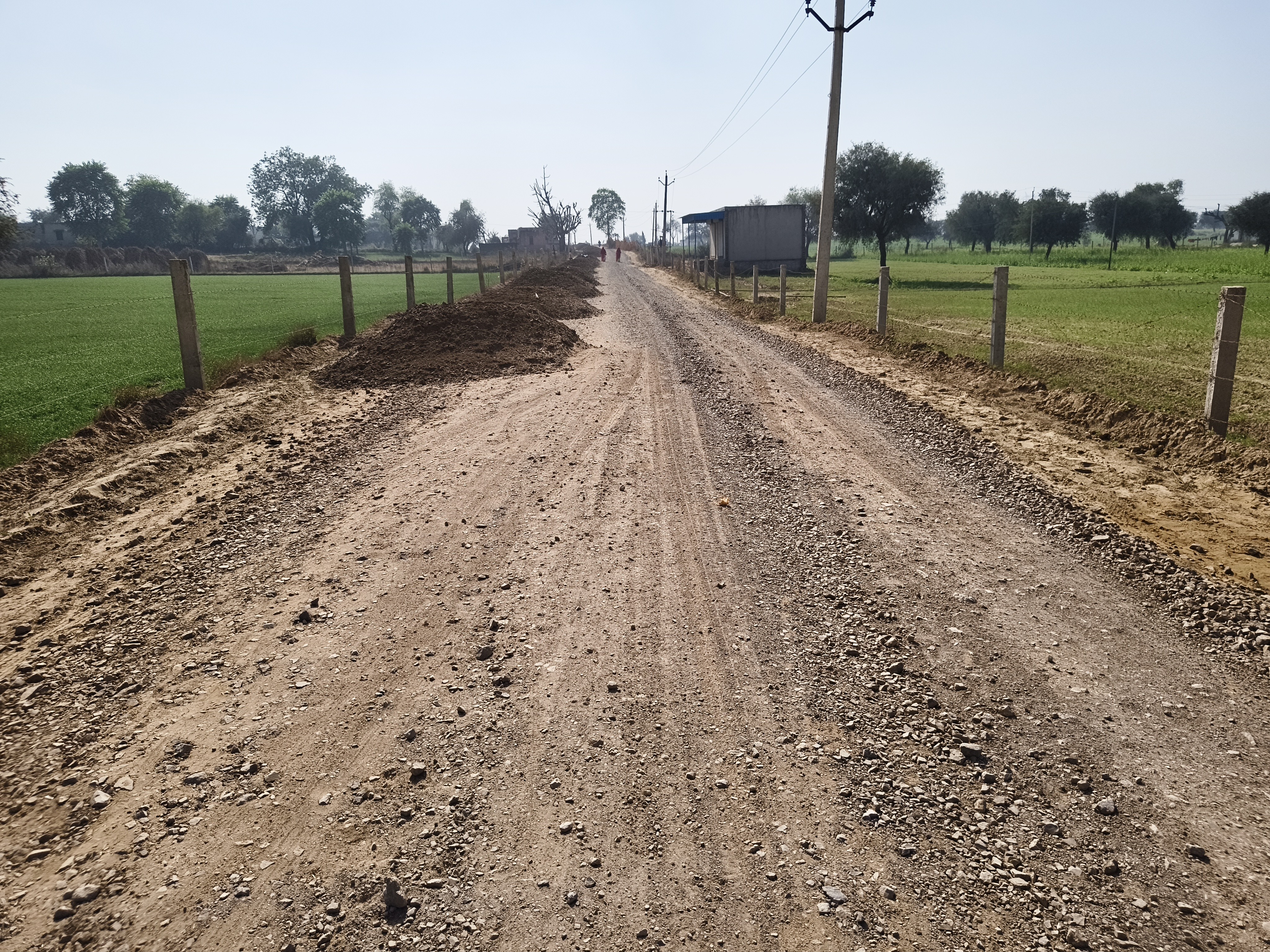 बुहाना-बलोदा मुख्य सड़क का निर्माण कार्य अधूरा।