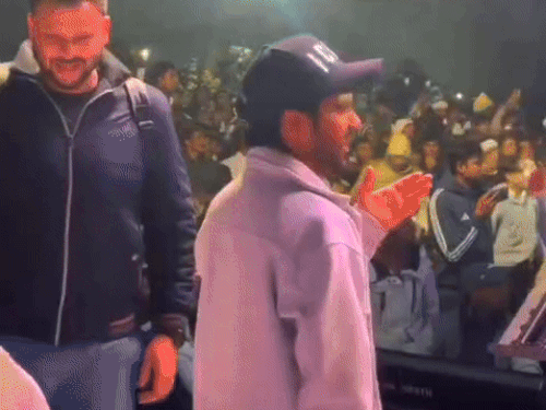 कार्यक्रम में सलमान अली ने गाया मेवाती गाना।