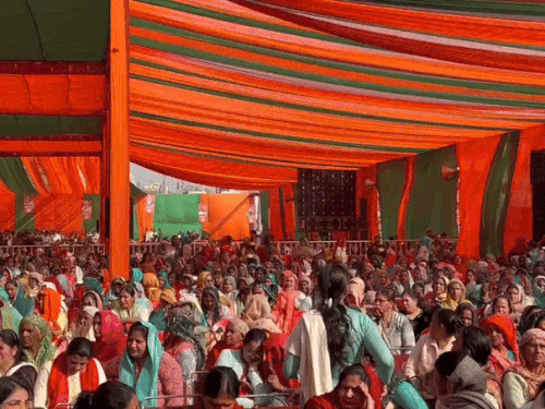 हांसी की विकास रैली में मंच के सामने बैठी महिलाएं।