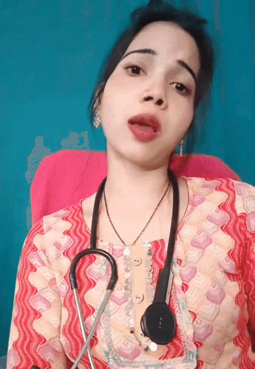 क्लिनिक में रील बनाती रेखा। रेखा के इंस्टाग्राम और यूट्यूब पर इस तरह के 500 से ज्यादा वीडियो हैं।