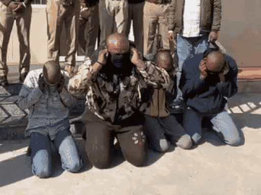 अंबाला में आरोपियों ने घुटनों के बल बैठकर कान पकड़कर मांगी थी माफी।