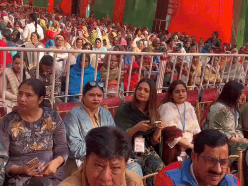 रैली में लोगों के बीच बैठीं भयाना की पत्नी, पुत्री और पुत्र वधू।