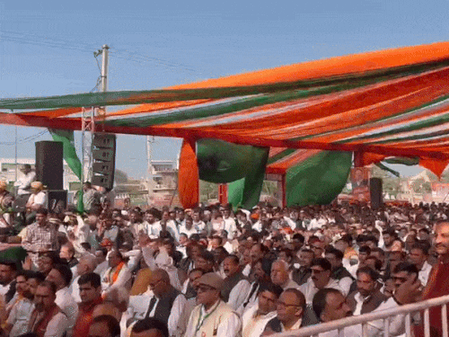 हांसी की विकास रैली में पंडाल में मौजूद भीड़।