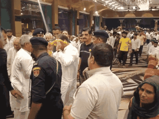 इनेलो चीफ अभय सिंह चौटाला को अभी Y+ सिक्योरिटी मिली हुई है।