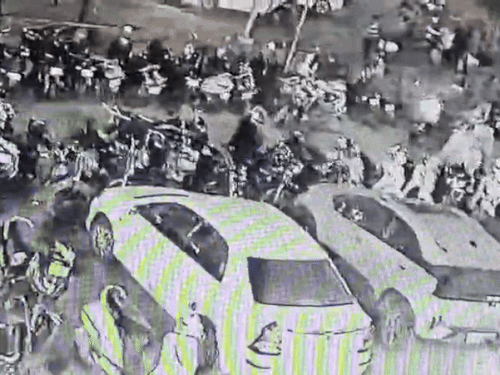 वकील अमन बुलेट पार्किंग में खड़ा करता हुआ।