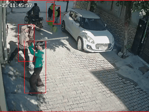 लुधियाना में सरेआम फोटो ग्राफर को लूटा:  तेजधार हथियार लेकर दुकान में घुसे, दो मोबाइल व नकदी लेकर फरार – Ludhiana News