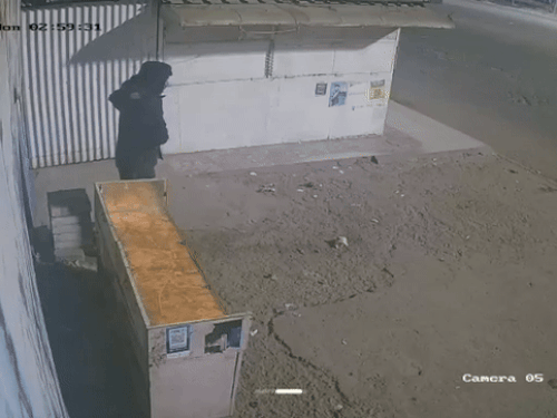 पहले एक चोर पहुंचा उसके कुछ देर बाद आया दूसरा चोर।