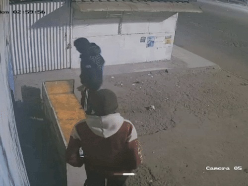 चोरी से पहले आसपास भी देख रहे कि कहीं कोई आ न जाए।