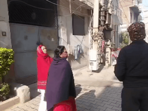 रेखा की मौत के बाद उसके बच्चों को मोहल्ले के लोग ही खाना खिलाते थे।