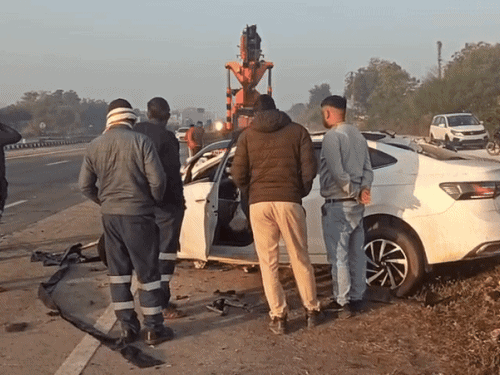 डिवाइडर से टकराने के बाद कार करीब 100 मीटर आगे जाकर रुकी।