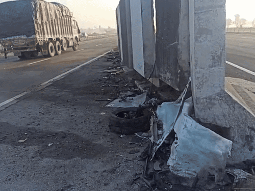 इसी डिवाइडर से तेज रफ्तार कार मंगलवार सुबह 7 बजे टकरा गई। पहिया यहीं निकल गया था, जबकि कार 10 मीटर आगे चली गई।