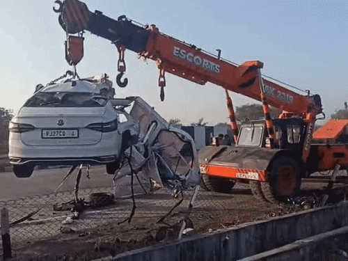 कार को क्रेन की मदद से हटाया गया।