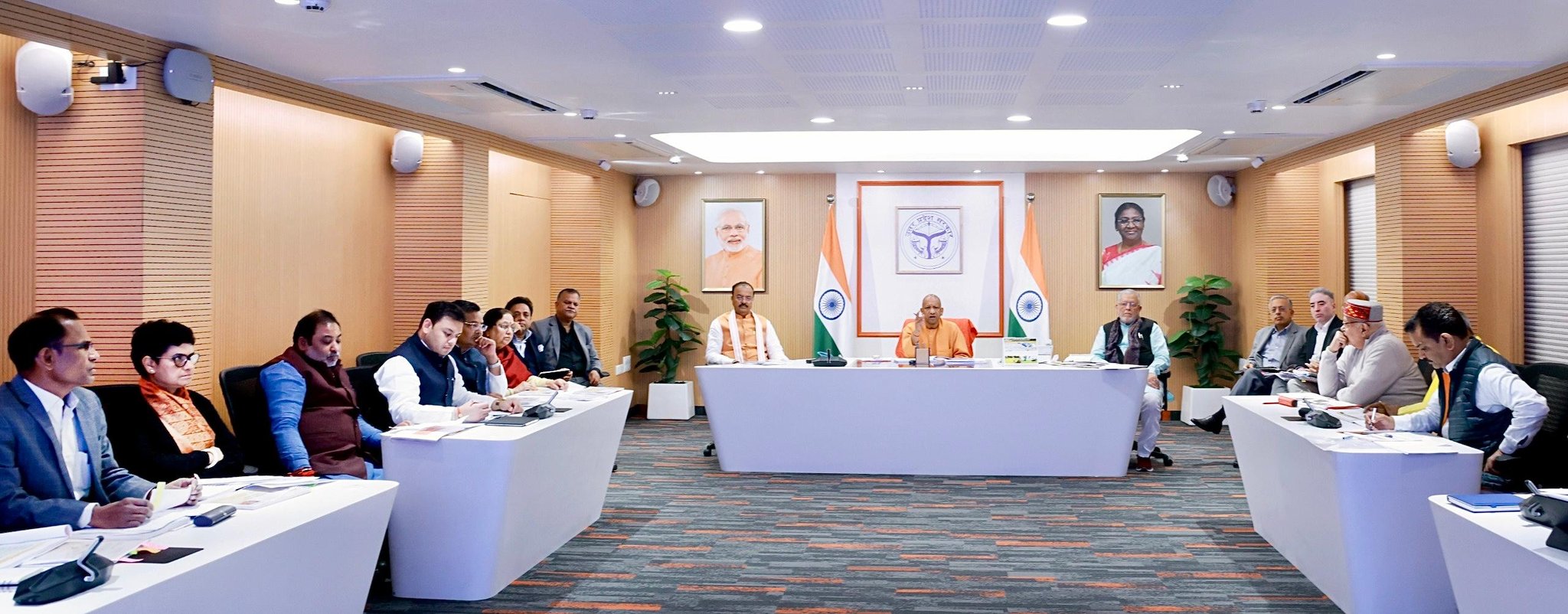 सीएम योगी ने परिवहन विभाग को यूपी में बनीं बसें खरीदने का निर्देश दिया।