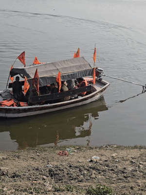 पुलिस ने यमुना में नाव घटना स्थल पर पहुंची और वहां से कंकाल और कपड़े बरामद किए।