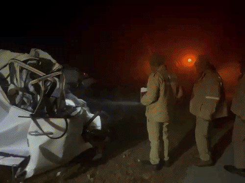 हादसे की सूचना पर पुलिस मौके पर पहुंची और कार में फंसे सभी लोगों को बाहर निकाला।