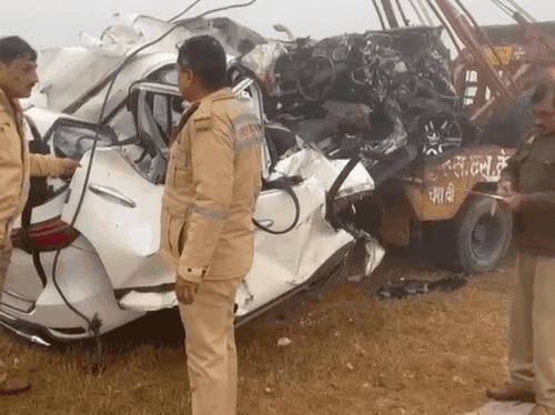 कार इतनी बुरी तरह डैमेज हो गई थी कि उसे पहचानना मुश्किल था।