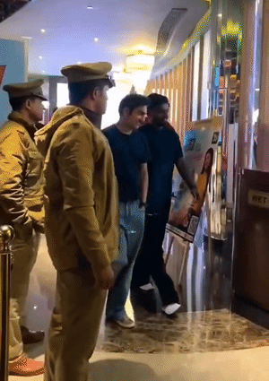 कोच गौतम गंभीर भी मूवी देखने पहुंचे।