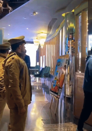 तिलक वर्मा भी साथी खिलाड़ियों के साथ पहुंचे।