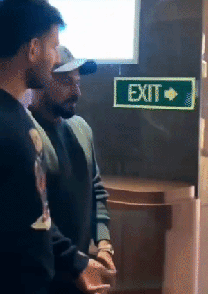 तेज गेंदबाज अर्शदीप भी मस्ती के मूड में दिखे।