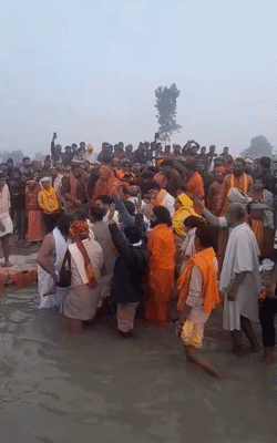 संतों ने मंत्रोच्चार के बीच पार्थिव शरीर को सरयू स्नान कराया।