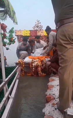 दॉ. रामविलास वेदांती का पार्थिव शरीर नाव से सरयू के बीच लाया गया।