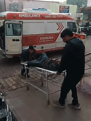 बस से सुरक्षित निकाले गए यात्रियों को अस्पताल पहुंचाया गया।