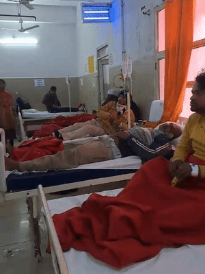 हादसे में घायल हुए यात्रियों को अस्पताल में भर्ती कराया गया है।